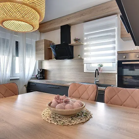 Nur 50 Meter Von Den Schoenen Straenden Medulins Apartment Medulin